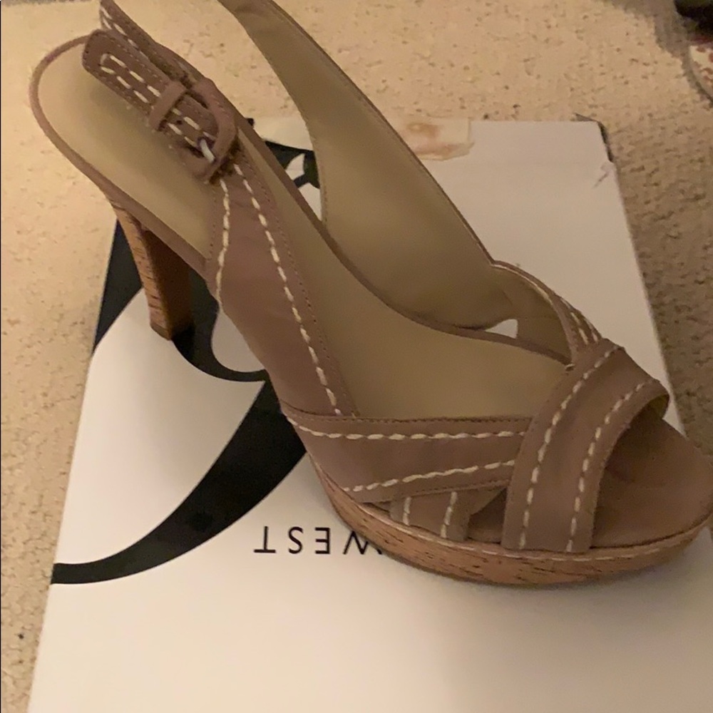 Adorable cork heels perfect for spring. Neutral.
